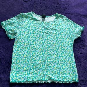 Pretty floral green top!🌼🪴☘️